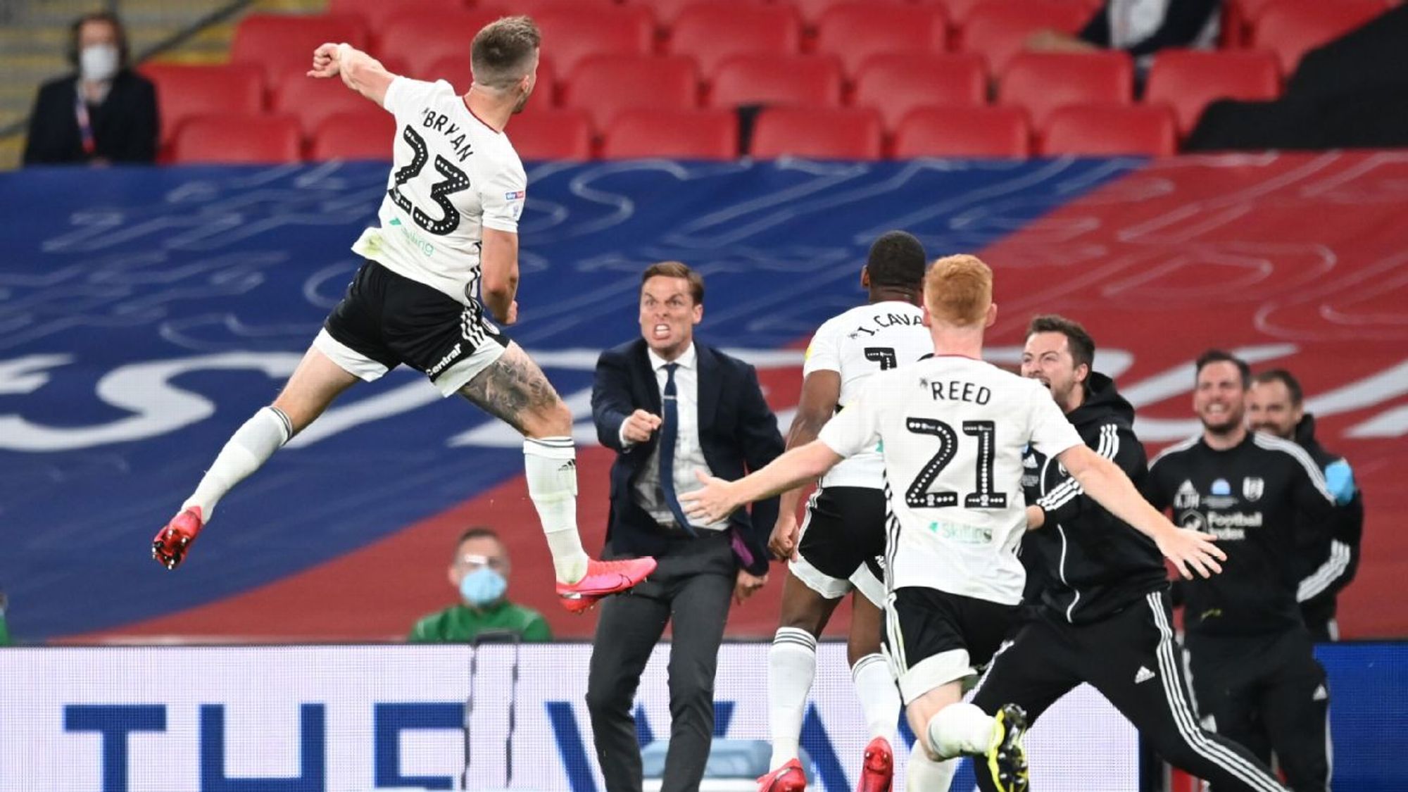 世体：亚马尔无所不能，他的表现帮助管理层应对舆论危机